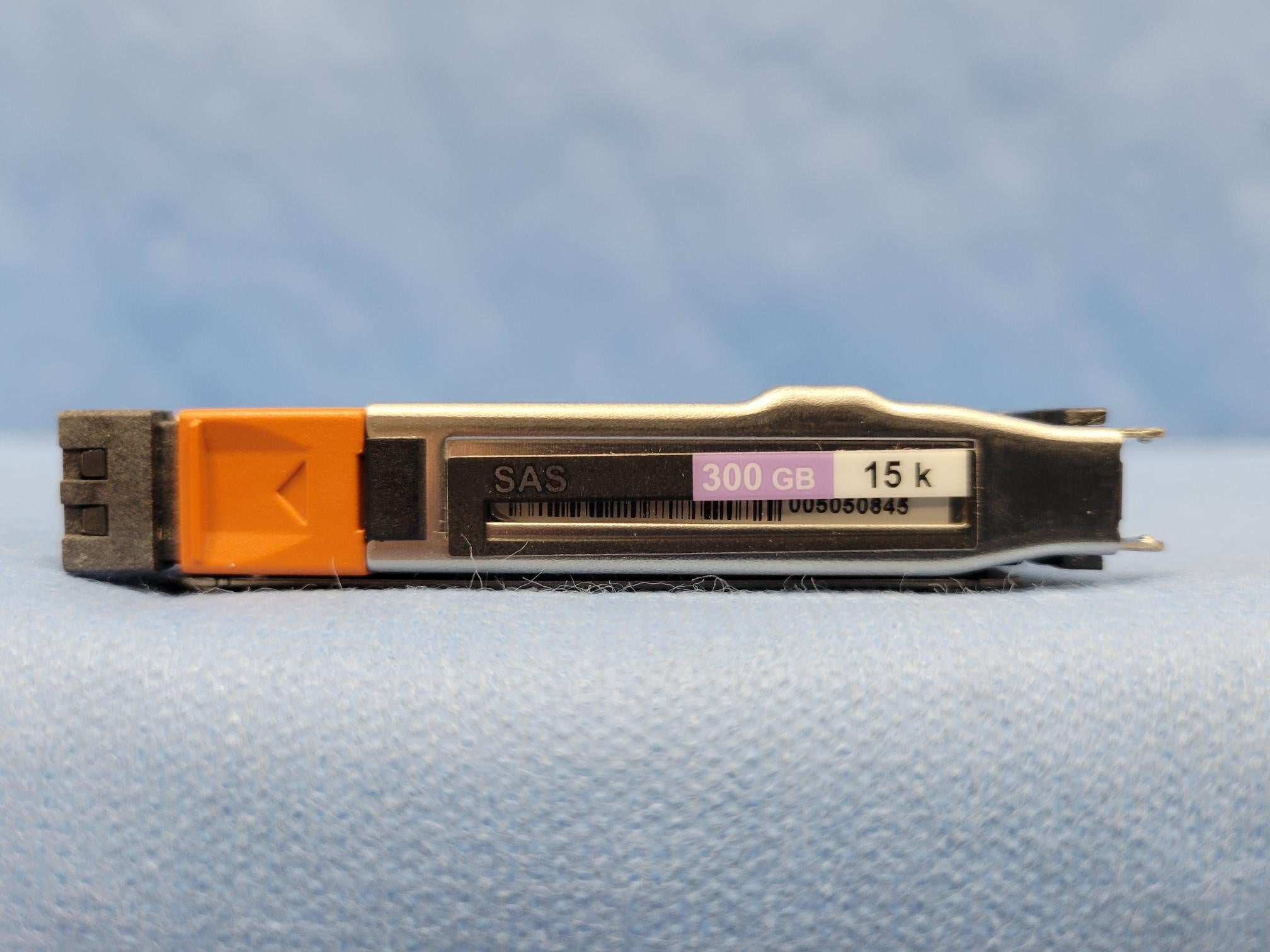 EMC V4-2S15-300 300GB 15K 6Gb/s 2.5" SAS HDD 005050845