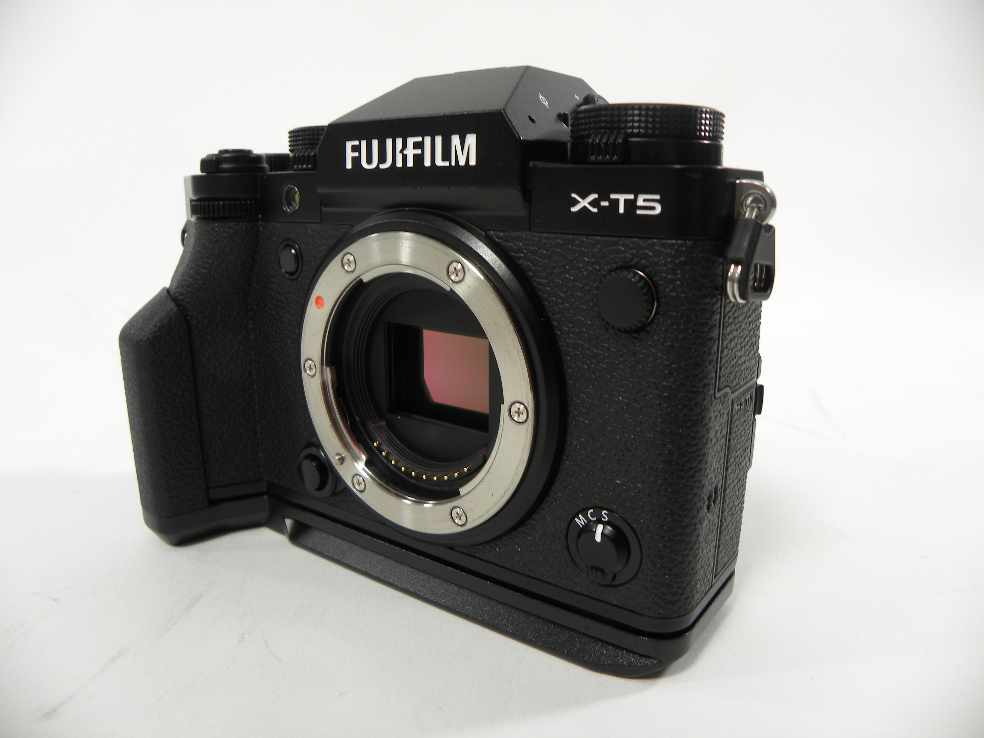 Fujifilm X-T5 40.2mp Digital Mirrorless w/MHG Grip Shutter Ct. 2,819