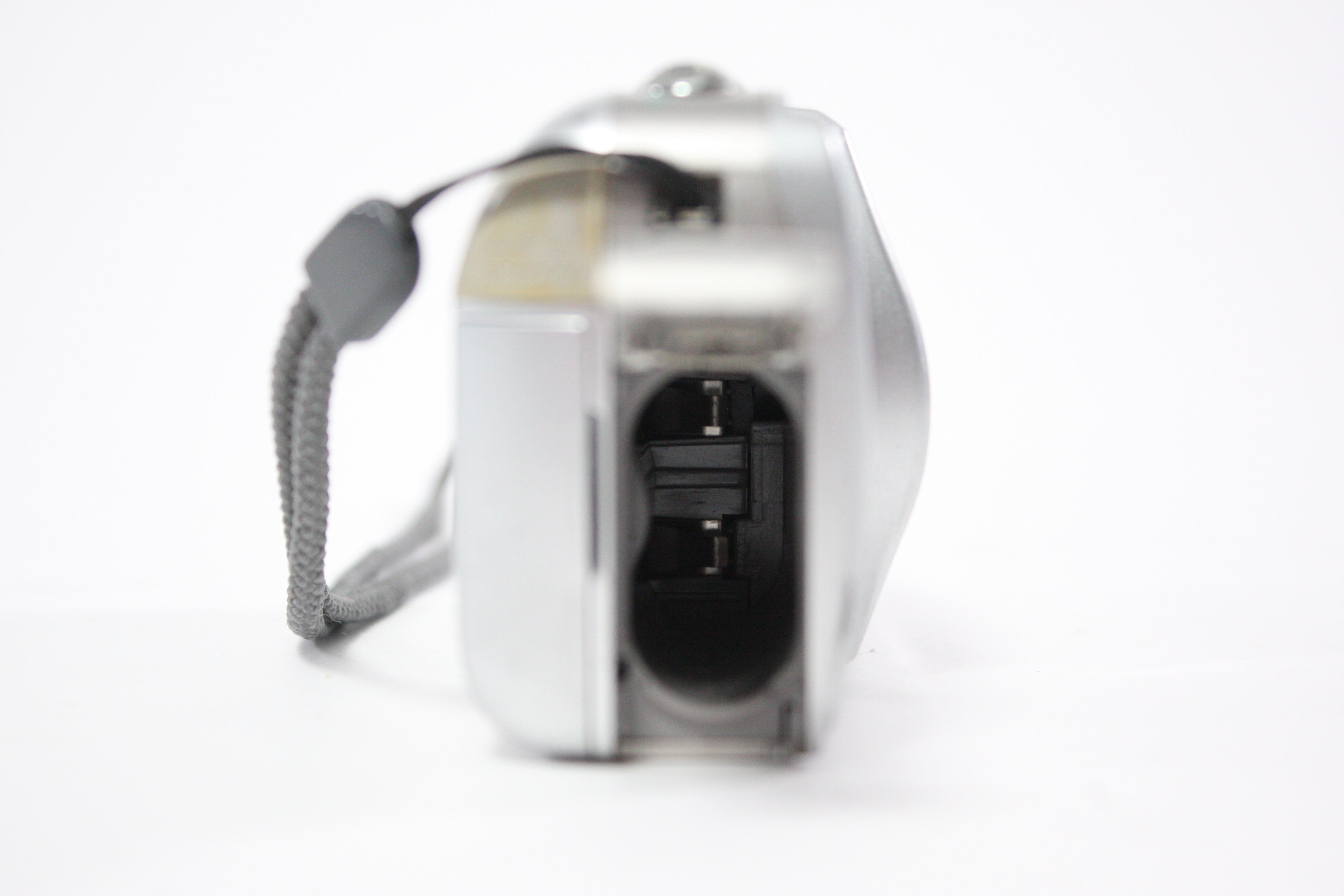 Olympus Camedia D-560 Zoom Digital Point and Shoot Camera 3x Zoom 3.2mp (Silver)