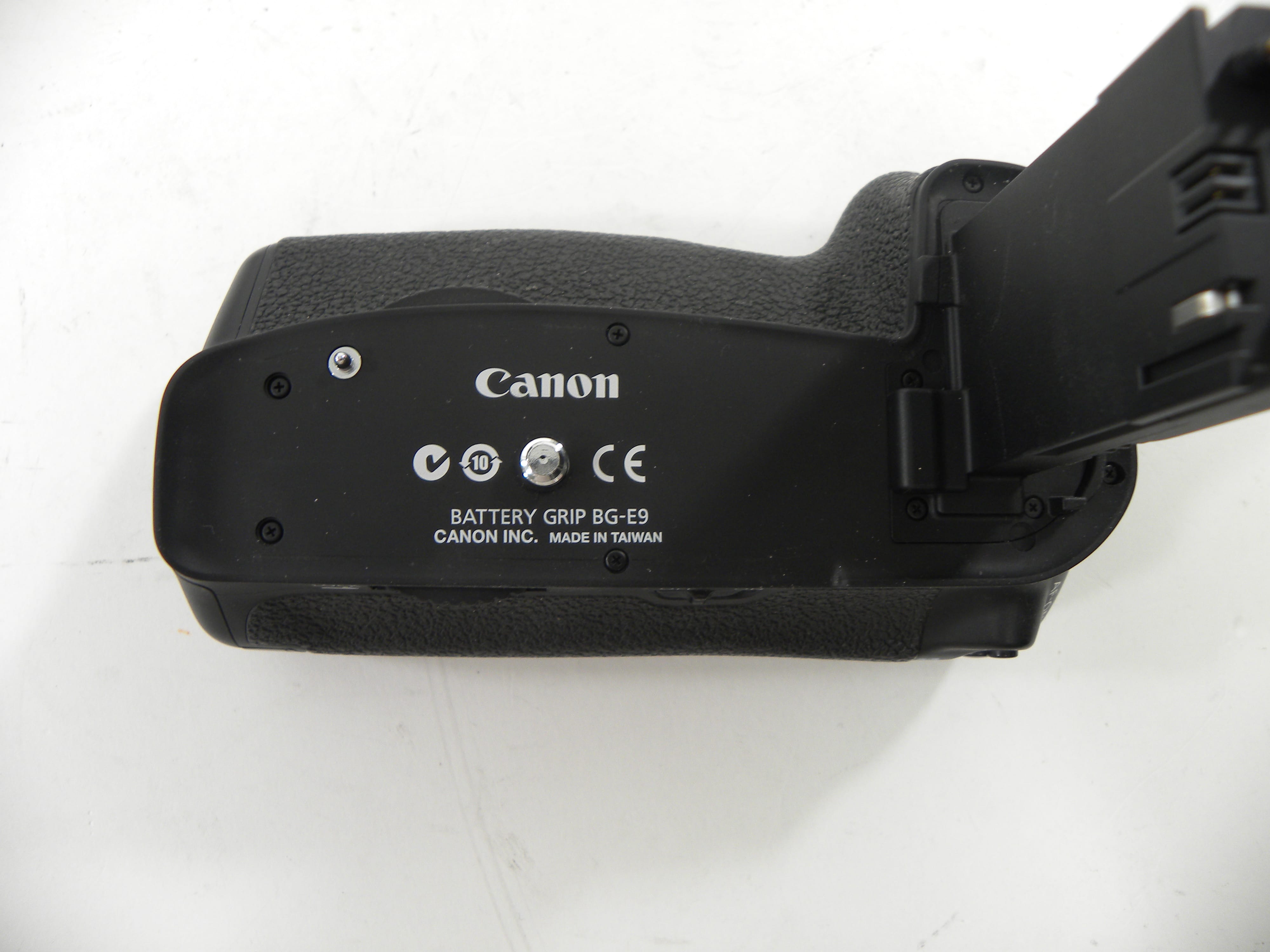 Canon EOS 60D 18mp Digital SLR Body Only Shutter Ct. 36,825 w/BG-E9 Grip
