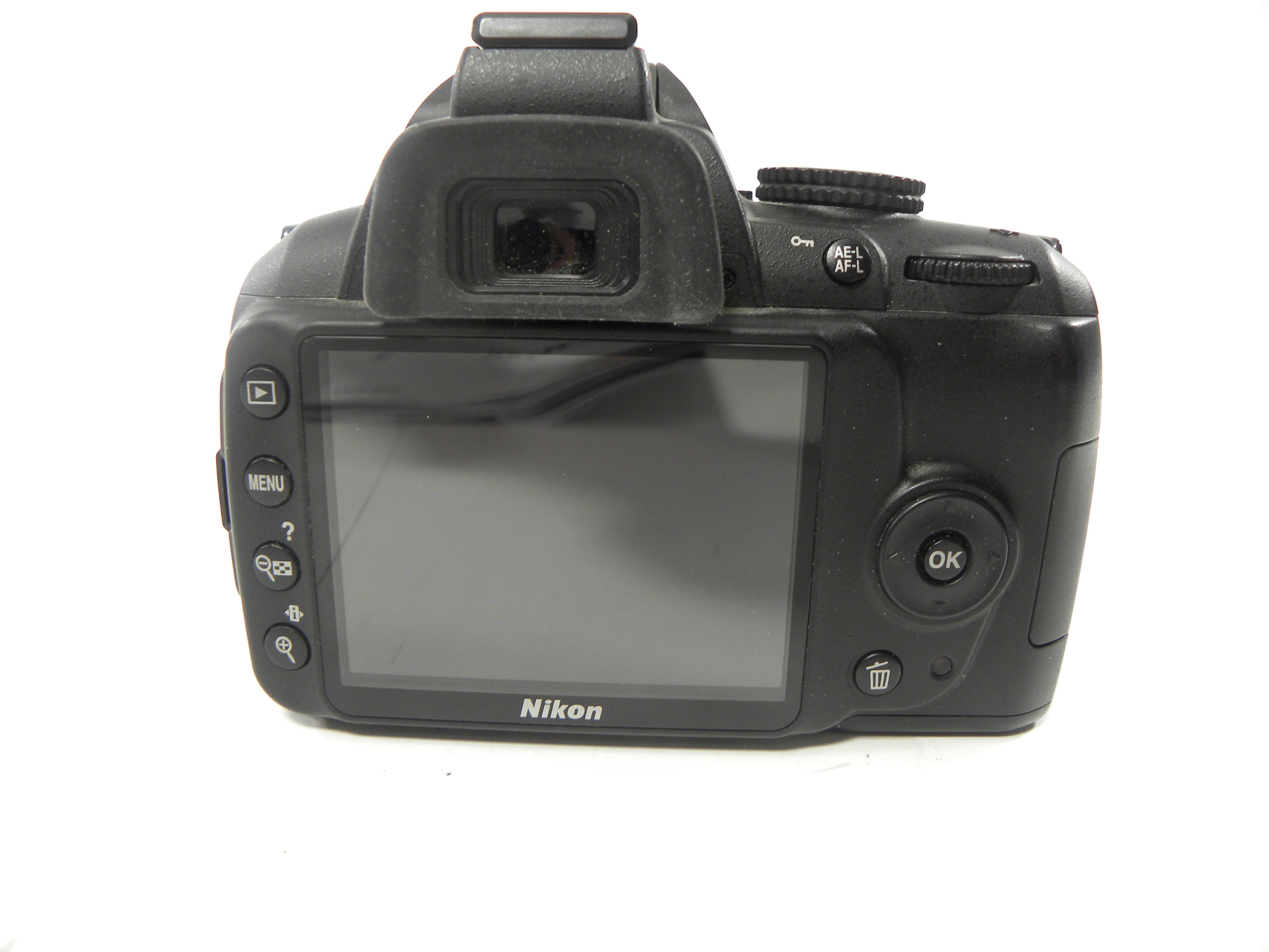 Nikon D3000 10.2mp Digital SLR w/AF-S 18-55 DX VR Shutter Ct. 1,216