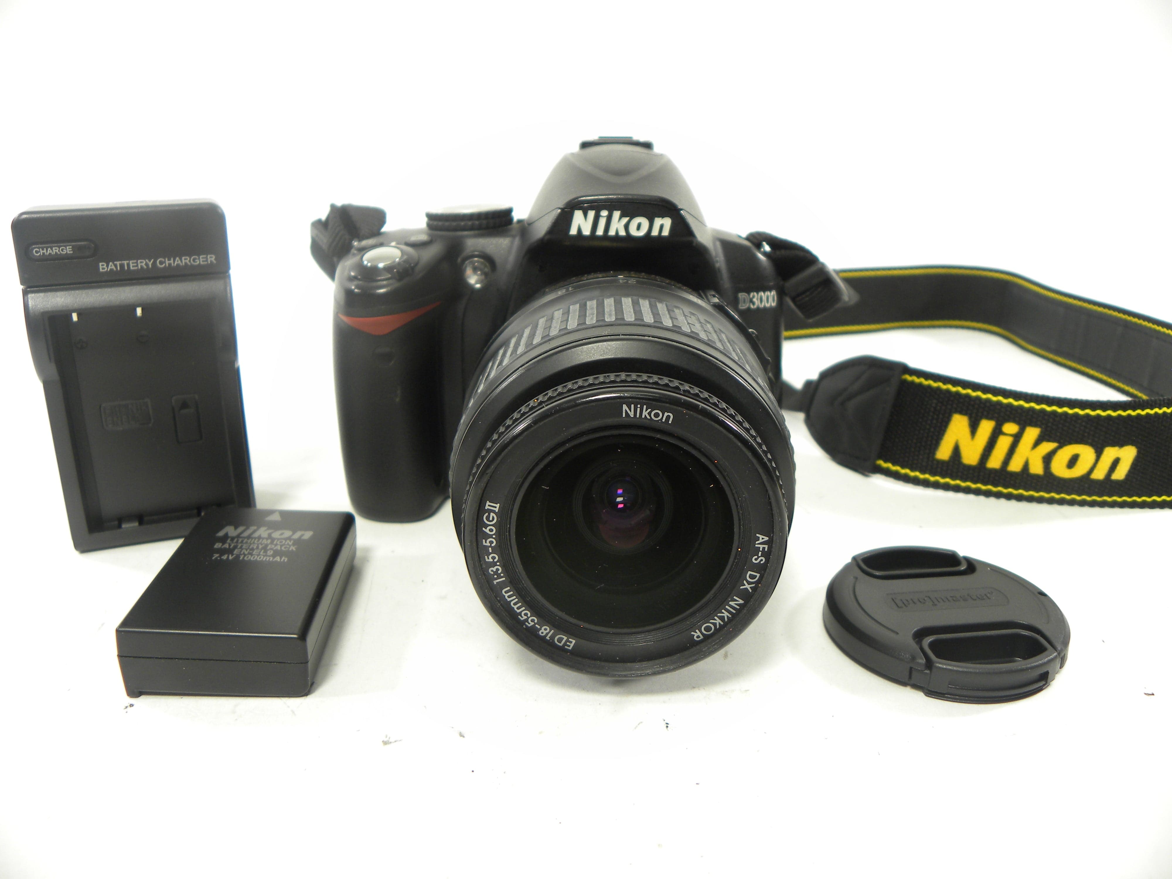Nikon D3000 10.2mp Digital SLR w/AF-S DX ED 18-55 Shutter Ct. 32,856