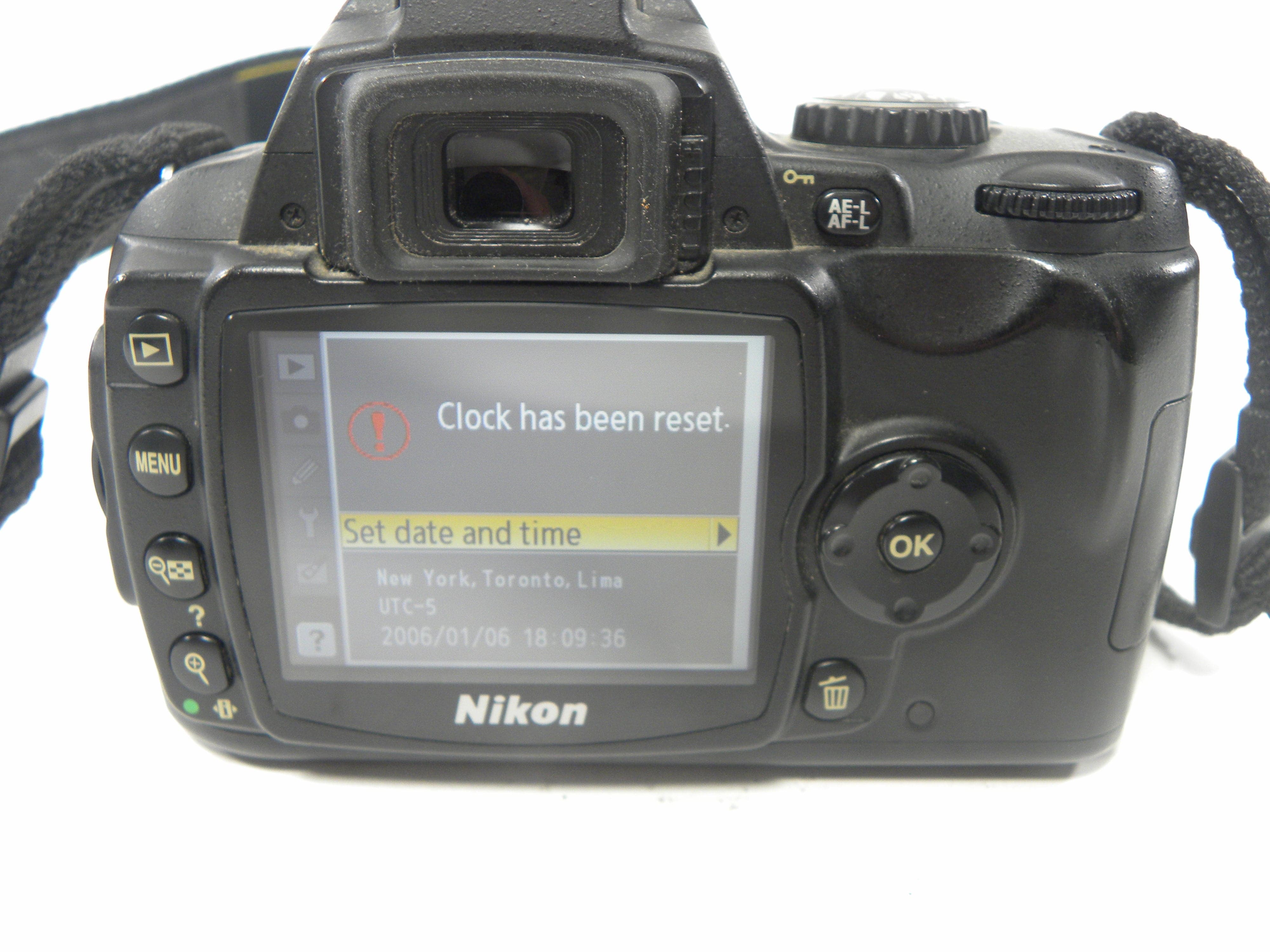 Nikon D40 6.1mp Digital SLR w/Nikkor DX VR 18-55mm Shutter Ct. 22,196