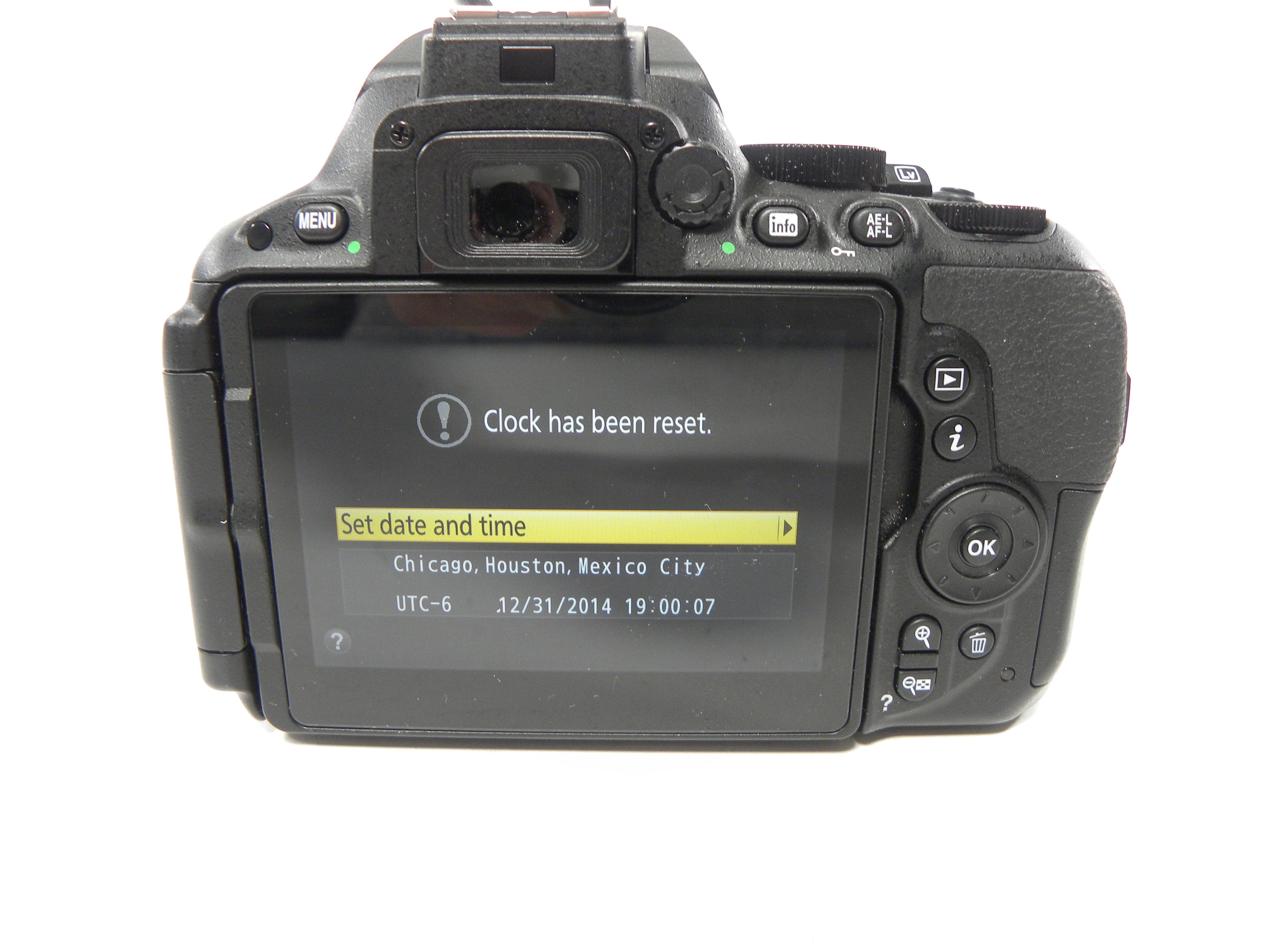 Nikon D5500 24.2mp Digital SLR w/AF-S DX VR 18-55mm Shutter Ct. 809