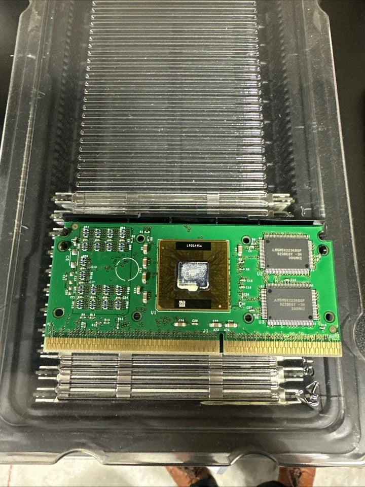 Intel Pentium III 600 MHz 100MHz - Slot 1 S.E.C.C. 2 - L2 512 KB (SL3JM / SL3JT / SL3JU / SL3JP) 80525PY600512 Desktop Processor