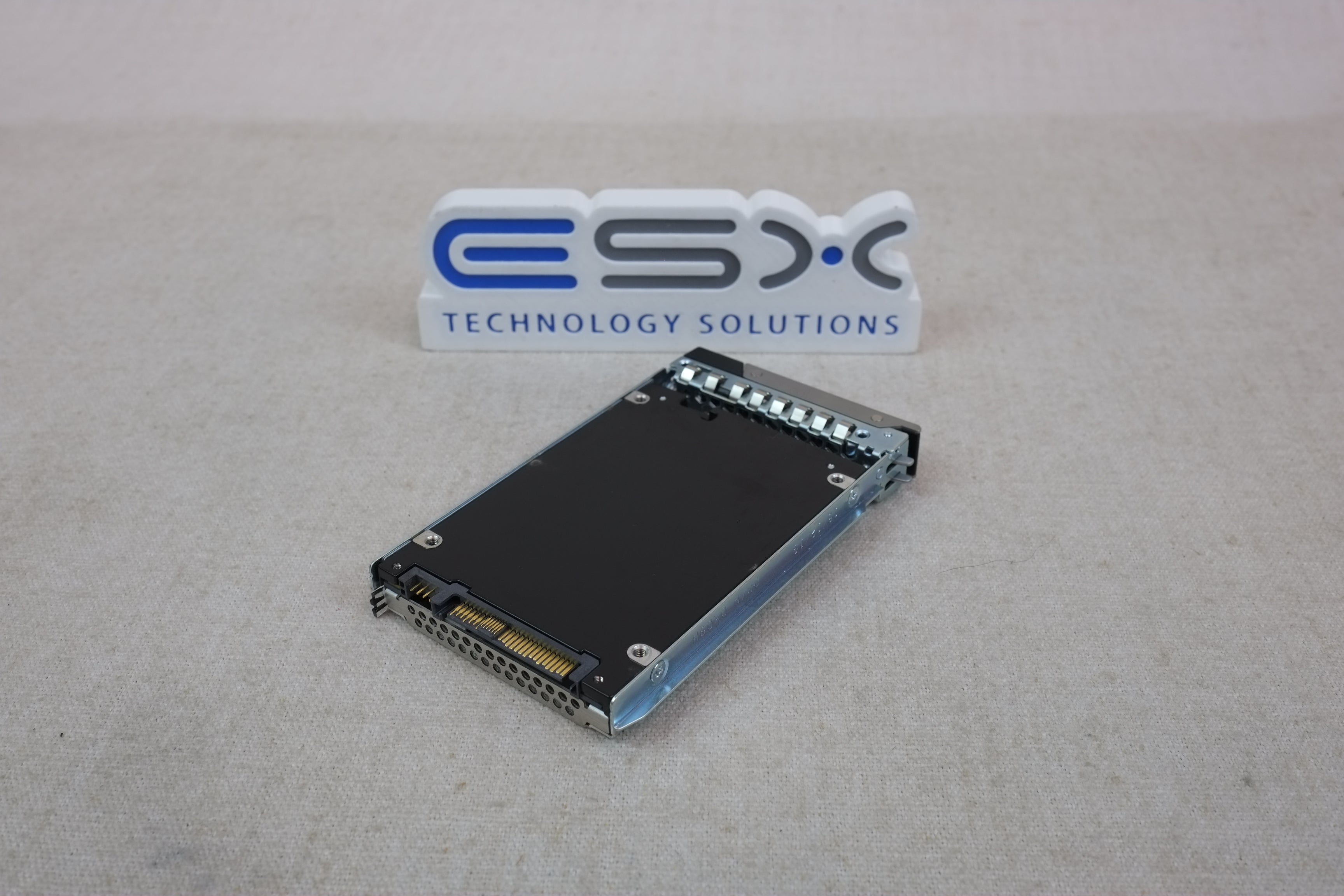 Dell H8X3X 960GB 12Gb/s 2.5” SAS RI SSD Toshiba KPM5XRUG960G w/ 14G Tray