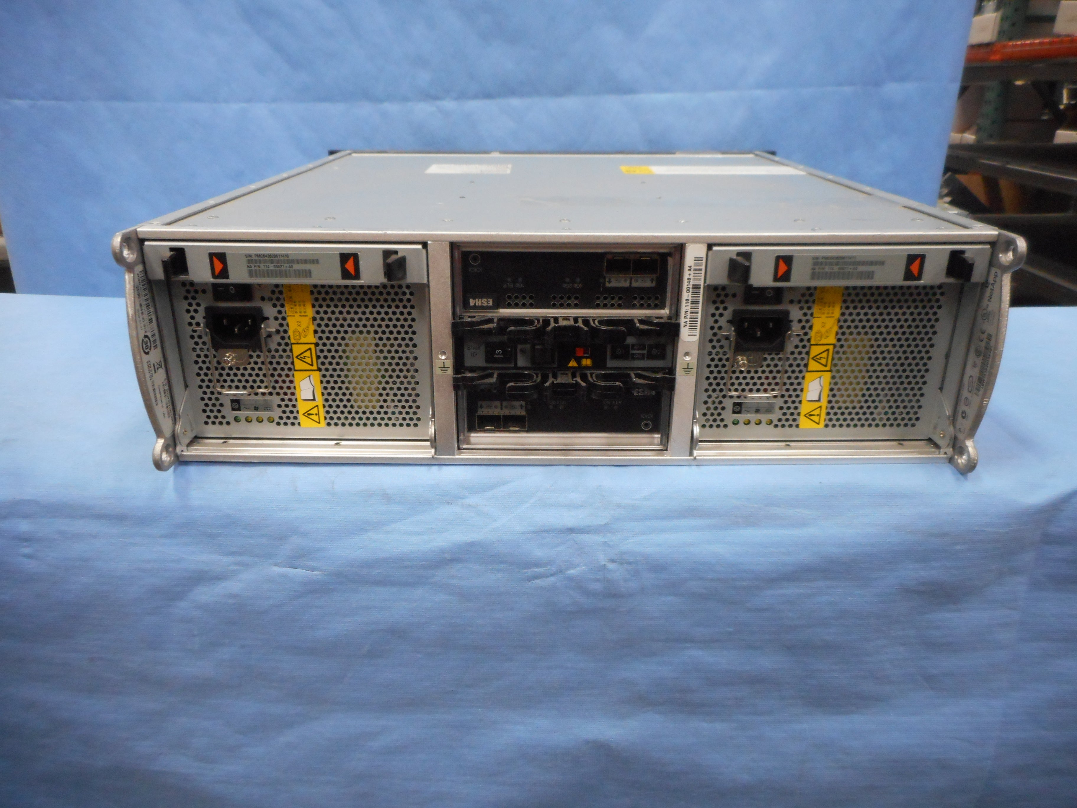 NetApp DS2246 with 12 x 200GB SSD, X446A-R6