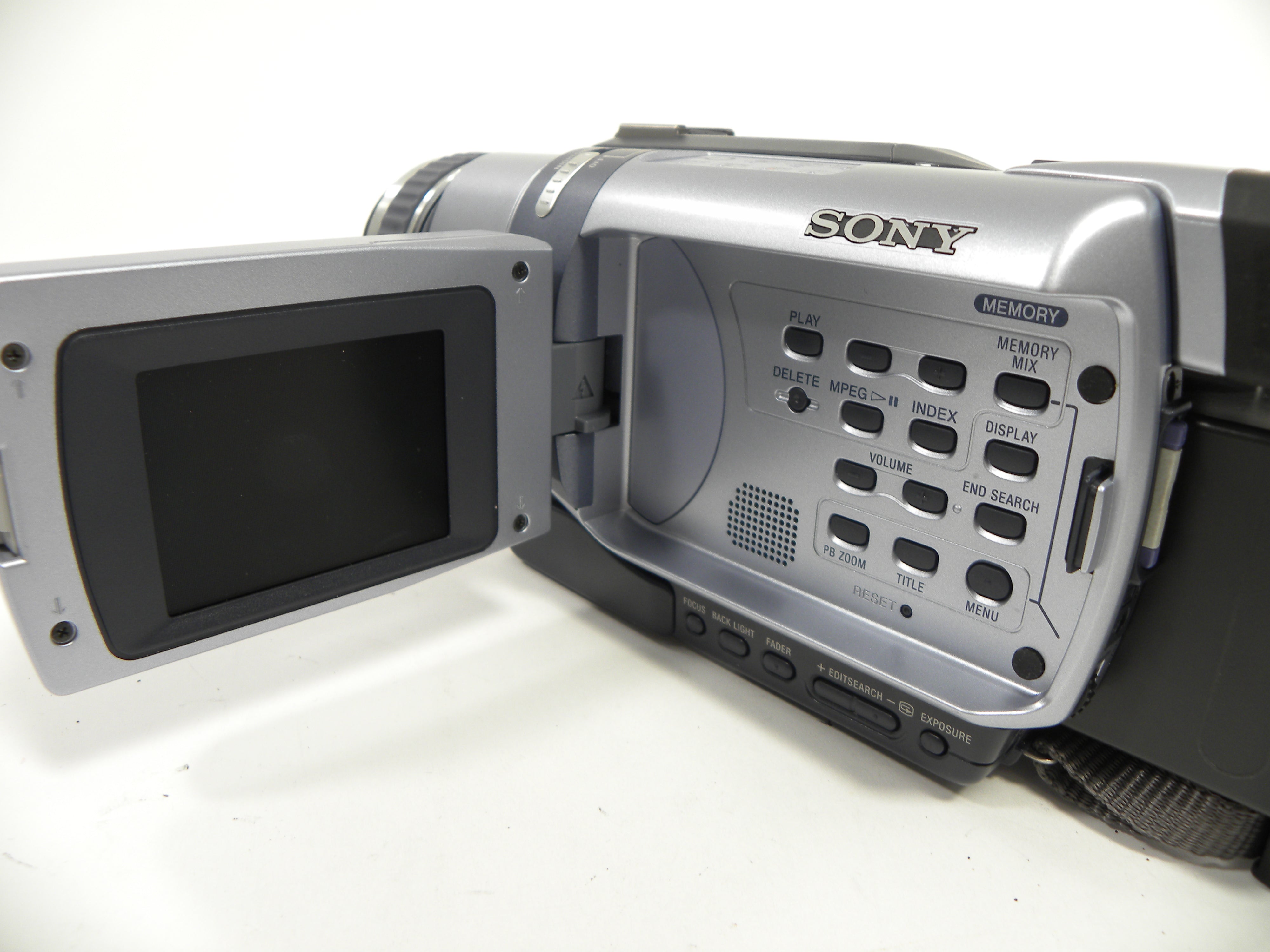 Sony DCR-TRV340 Digital 8 Steady Shot Handycam Camcorder
