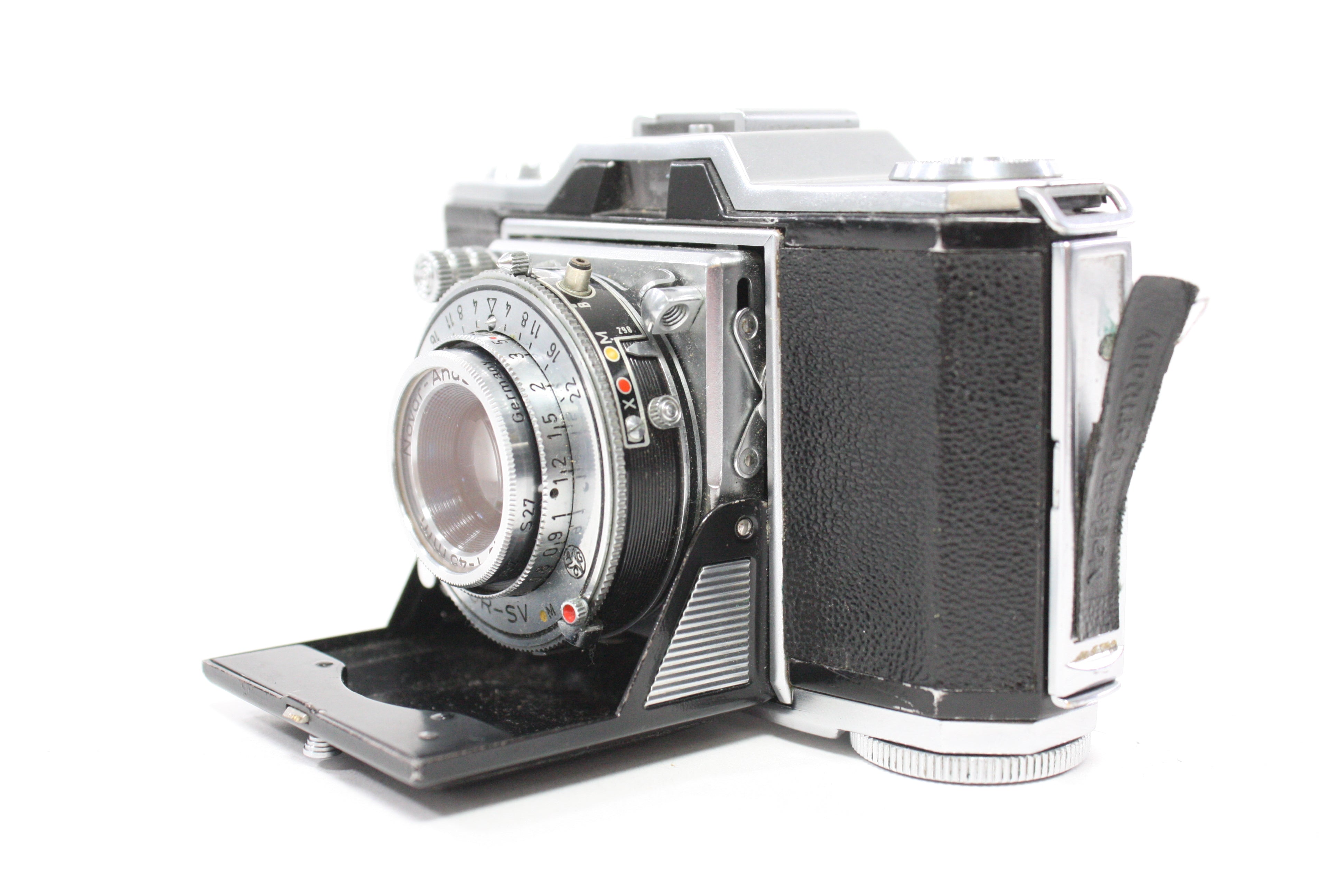 Zeiss Ikon Contina 35mm Camera with Novar-Anastigmat 45mm f/3.5 Lens