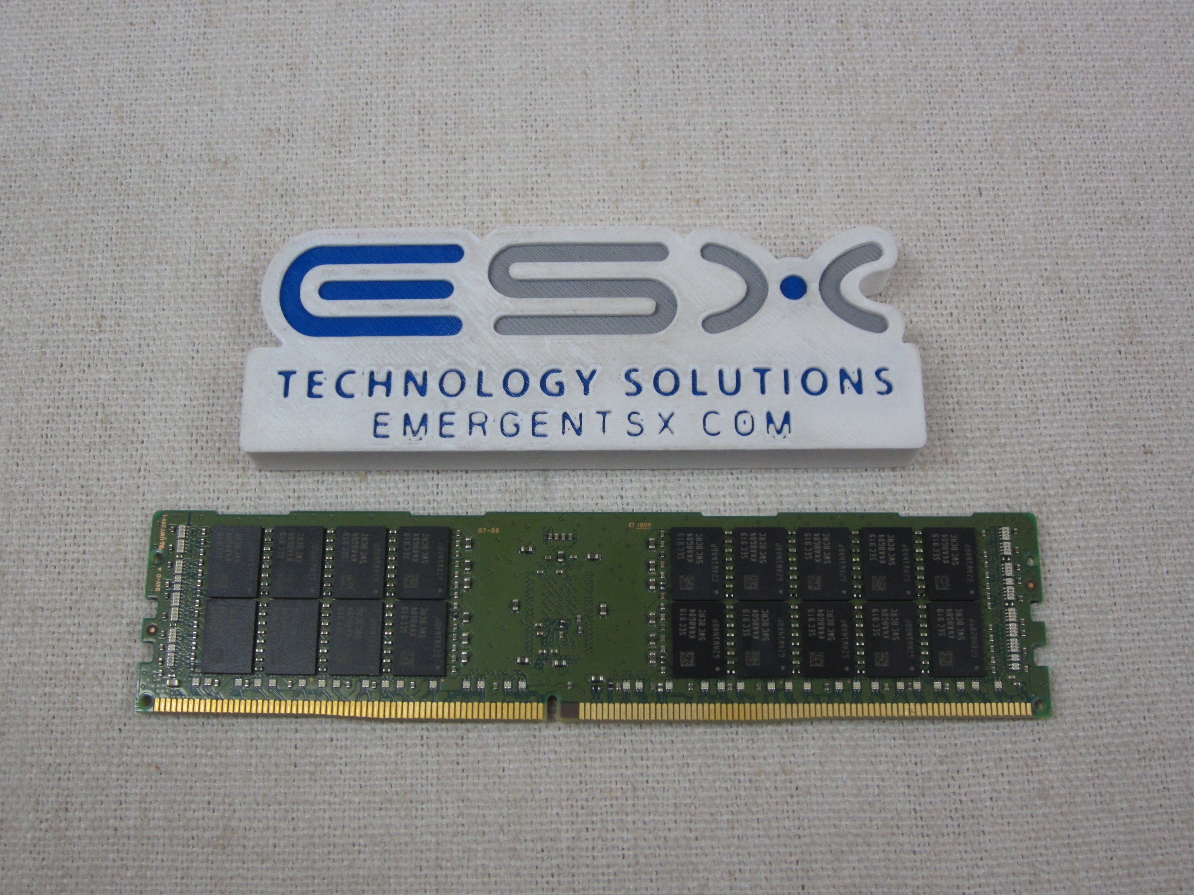Samsung M393A4K40CB1-CRC 32GB 2Rx4 PC4-2400T DDR4 Server Memory DIMM