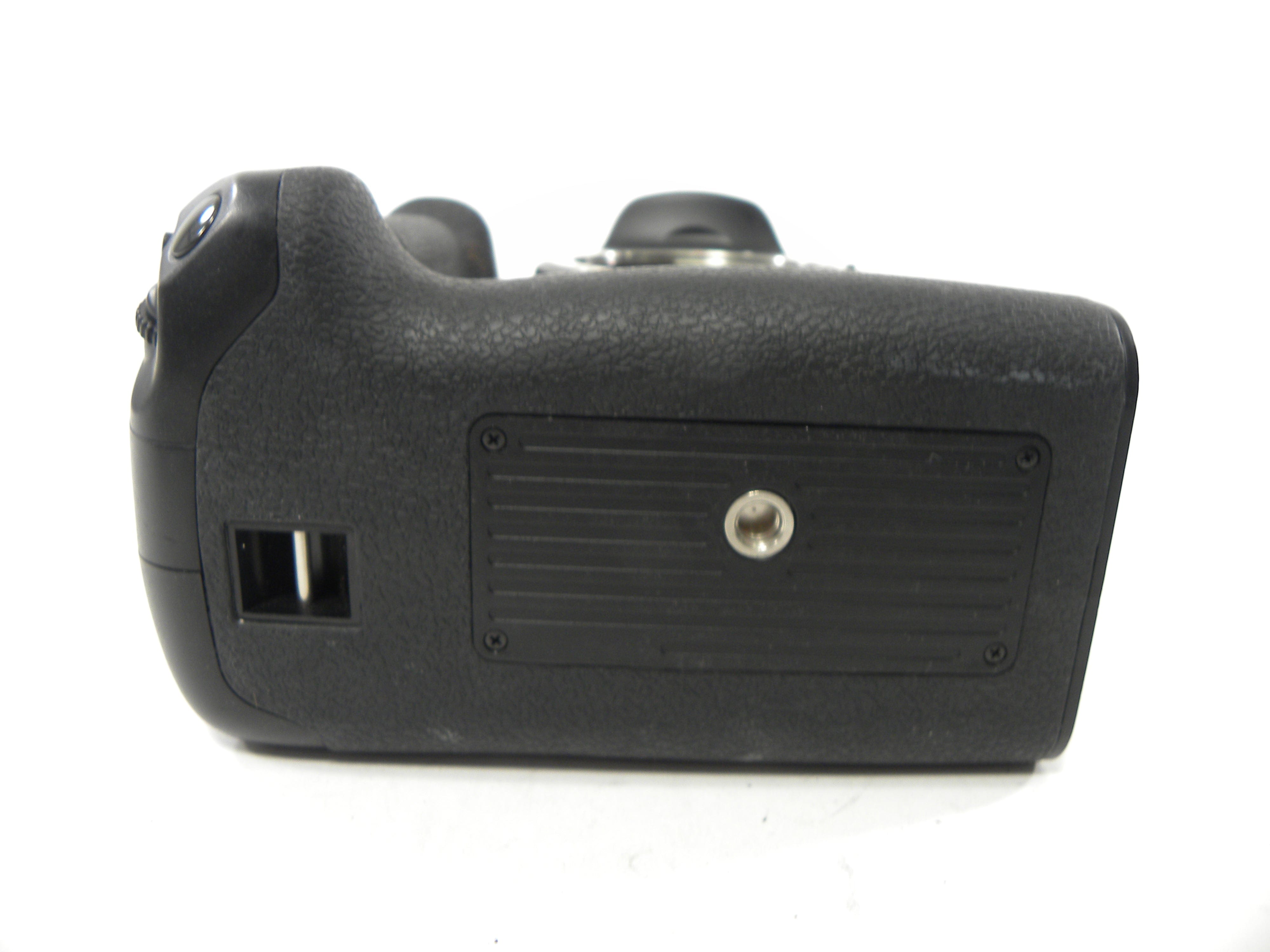 Canon EOS 70D 20.2mp Digital SLR body only w/grip S/C 3,901