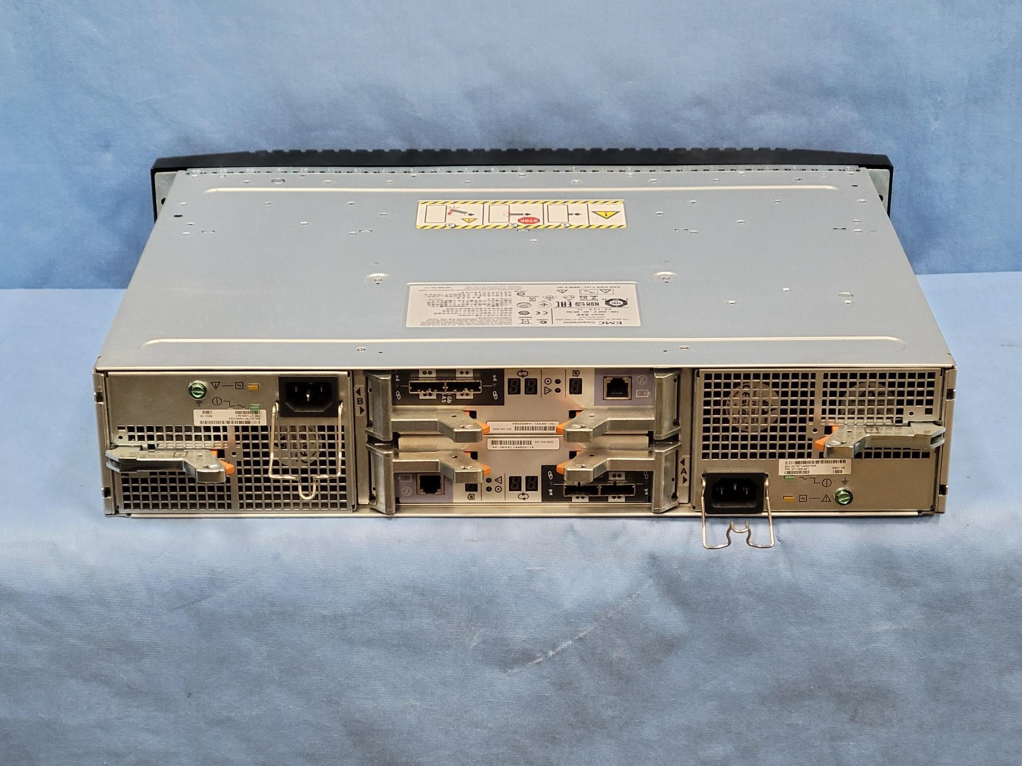 EMC VNX 2U, 25-Bay DAE with 25 x 800GB 2.5" 6G SAS SSD PN: 005051130