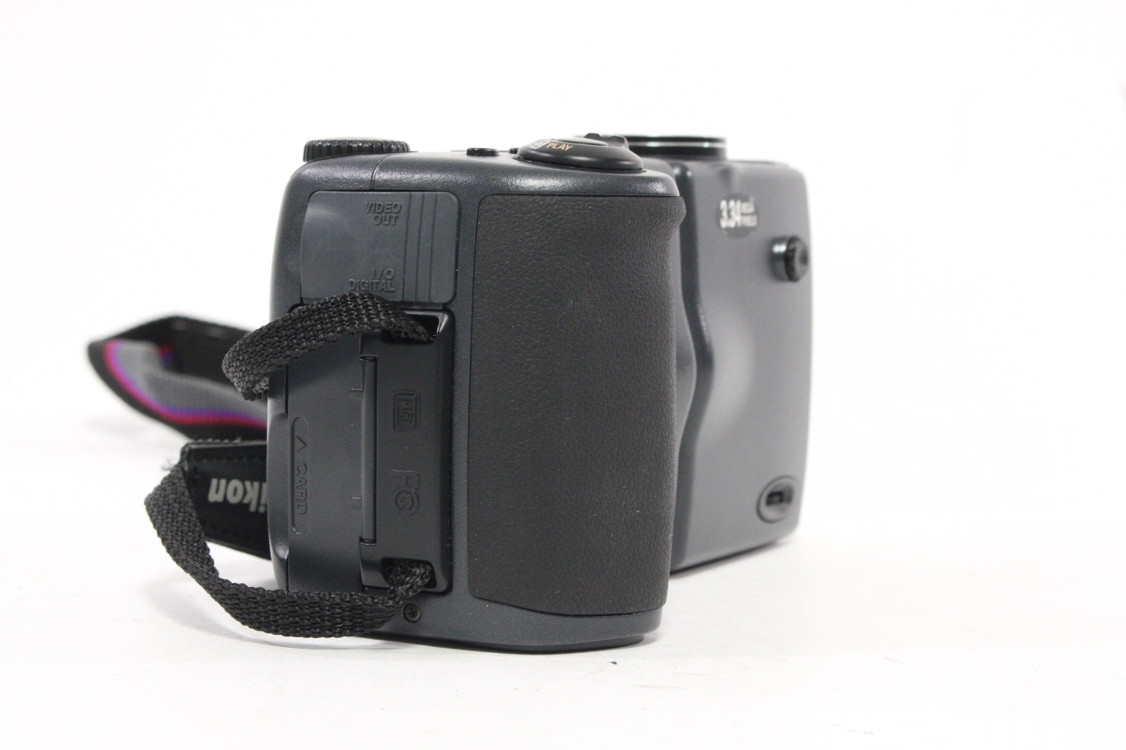 Nikon Coolpix 990 Digital Camera 3x Zoom 3.34mp