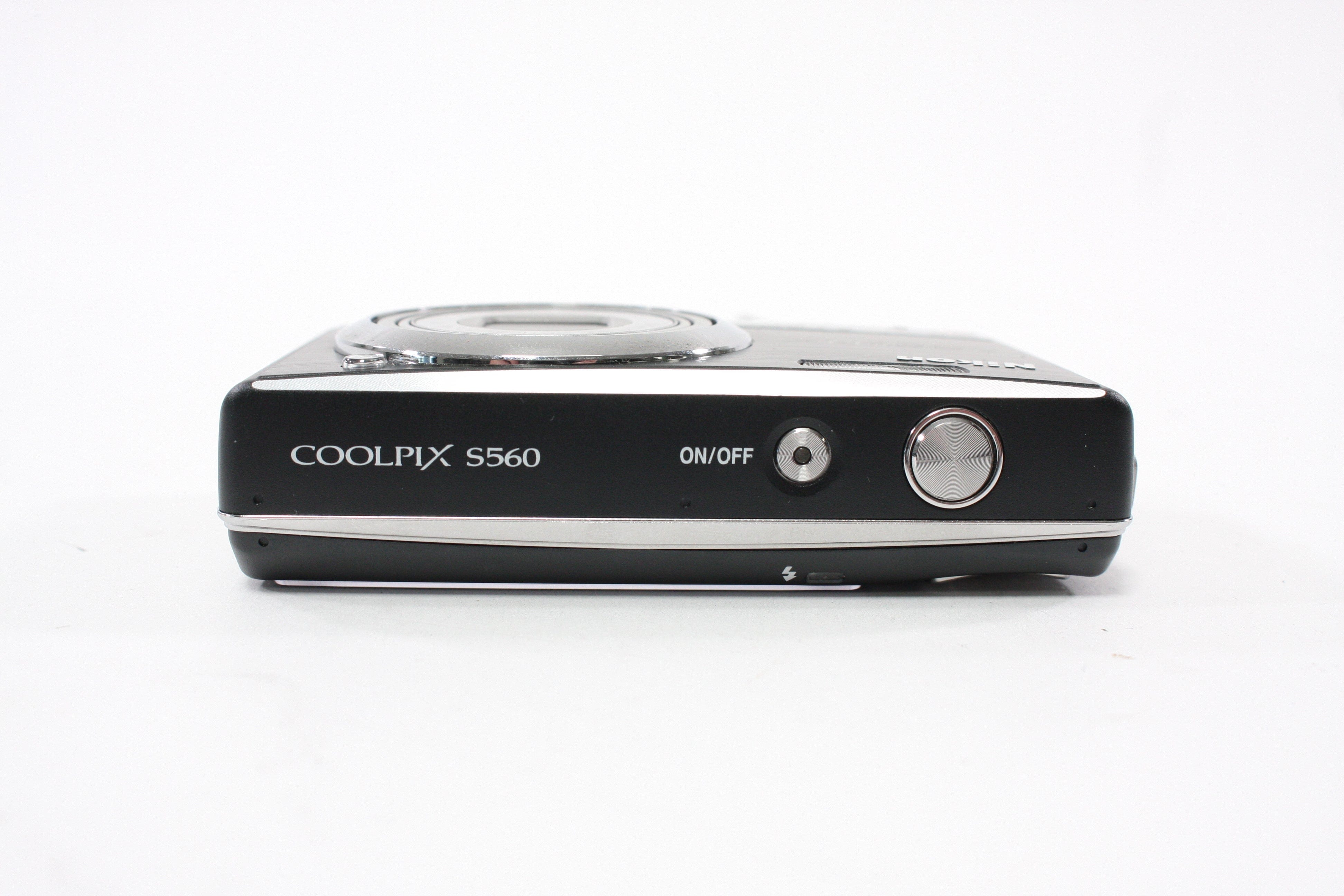 Nikon Coolpix S 560 Digital Point-and-Shoot Camera 5x Zom 10.0mp