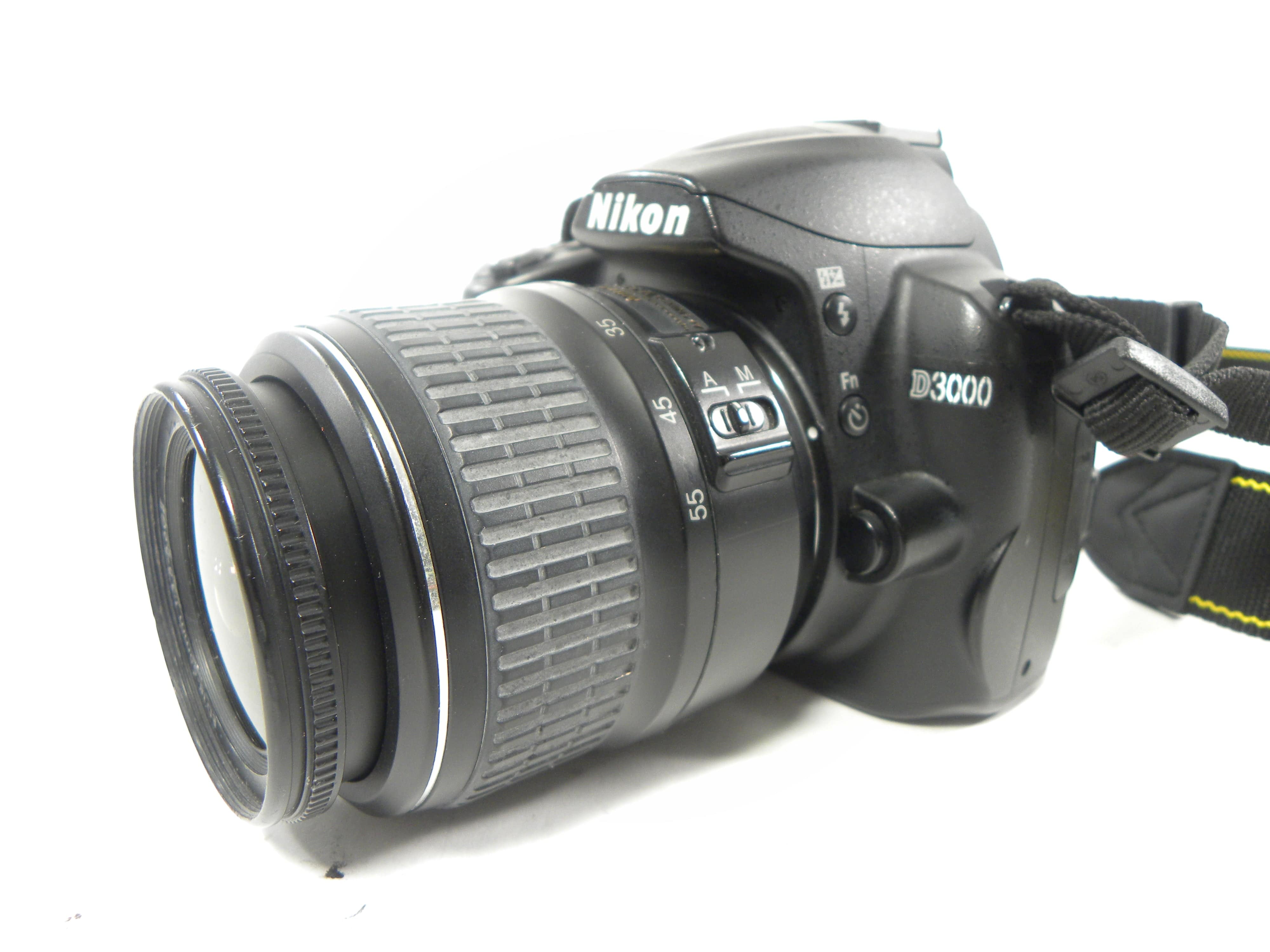 Nikon D3000 10.2mp Digital SLR w/AF-S DX ED 18-55  Shutter Ct. 32,856