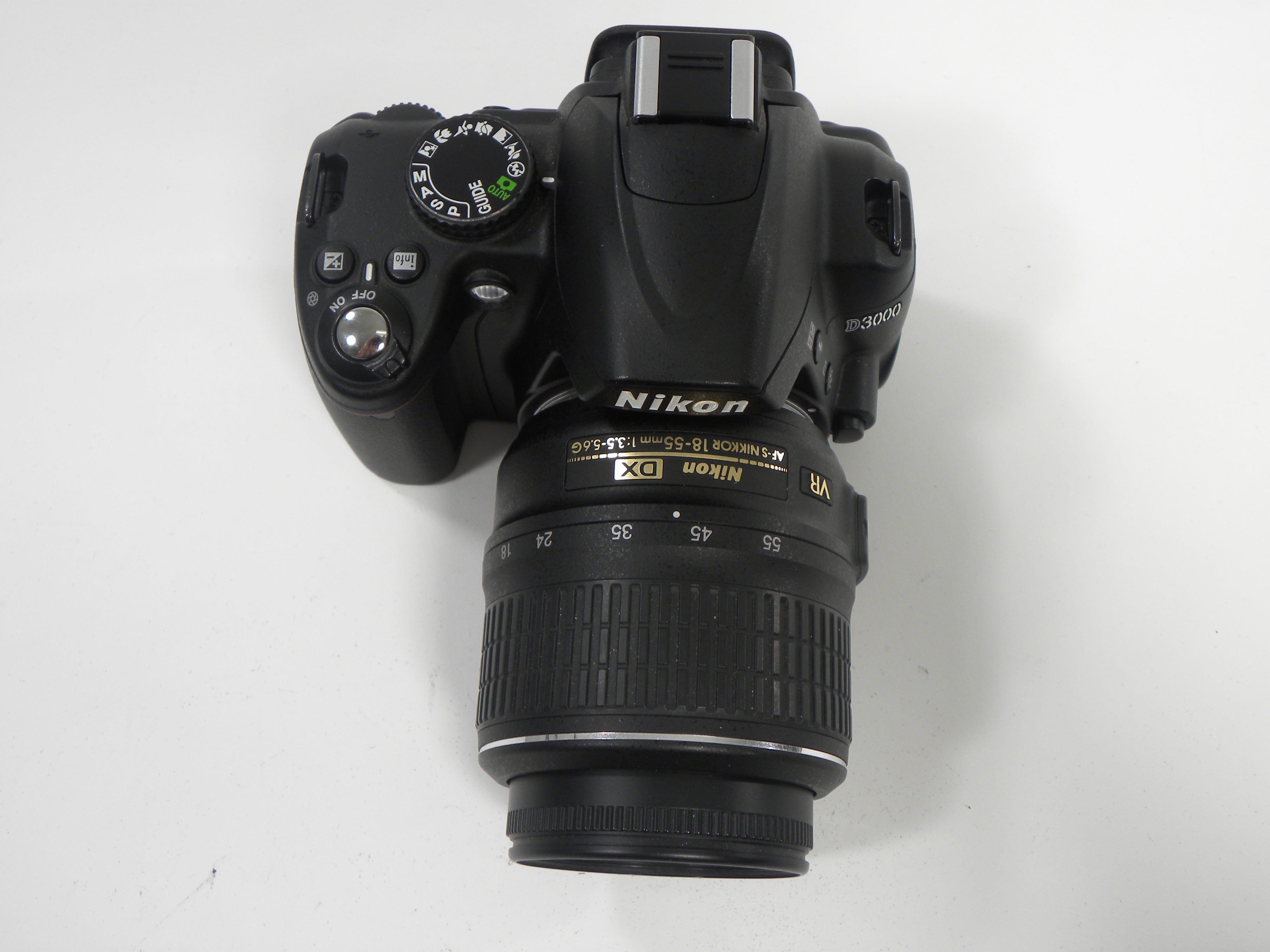 Nikon D3000 10.2mp Digital SLR w/AF-S Nikkor DX VR 18-55 Shutter Ct. 3,761