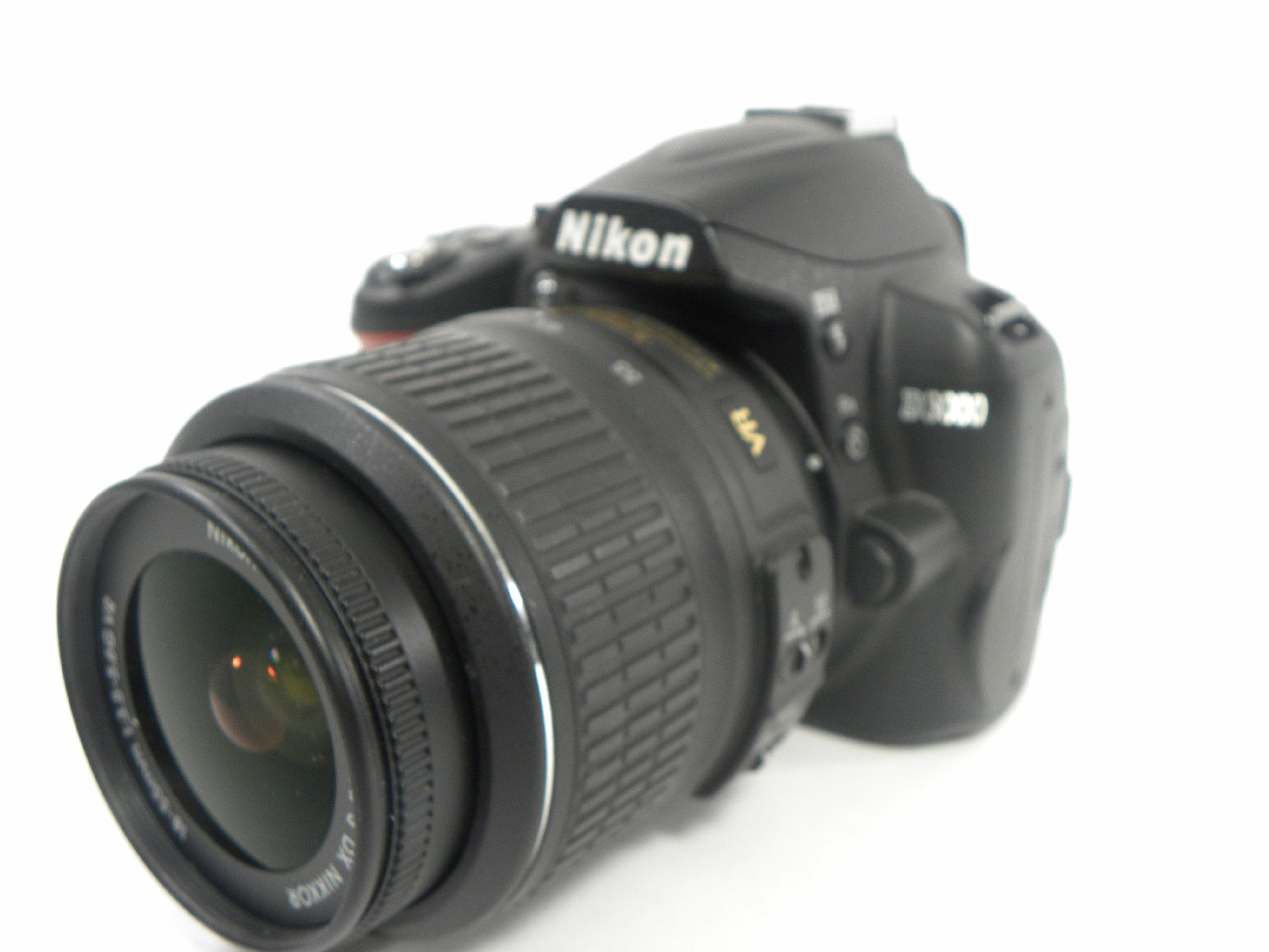 Nikon D3000 10.2mp Digital SLR w/AF-S Nikkor DX VR 18-55 Shutter Ct. 3,761