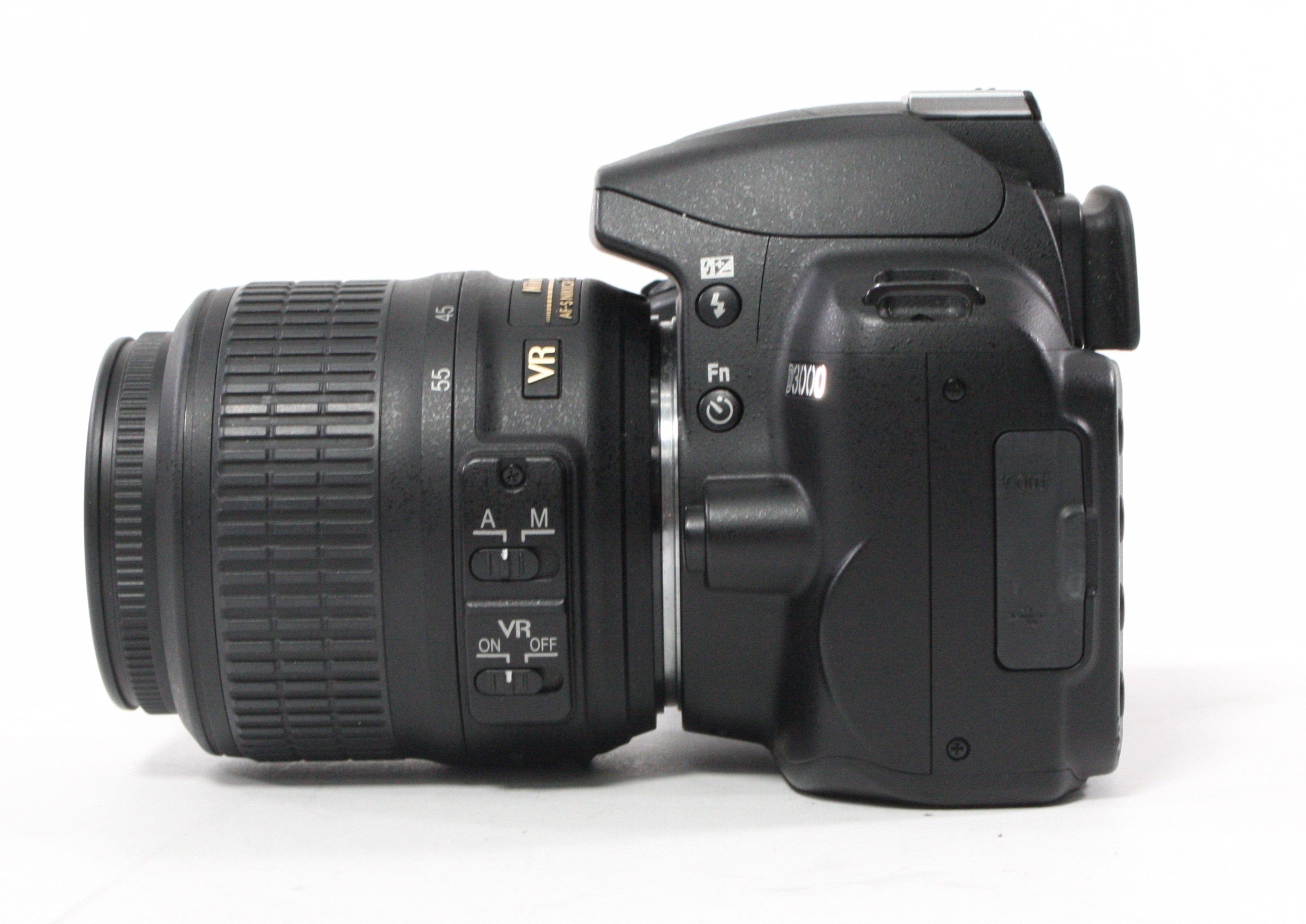 Nikon D3000 with Shutter Count 5,582 with a 18-55mm f/3.5-5.6 G DX Lens