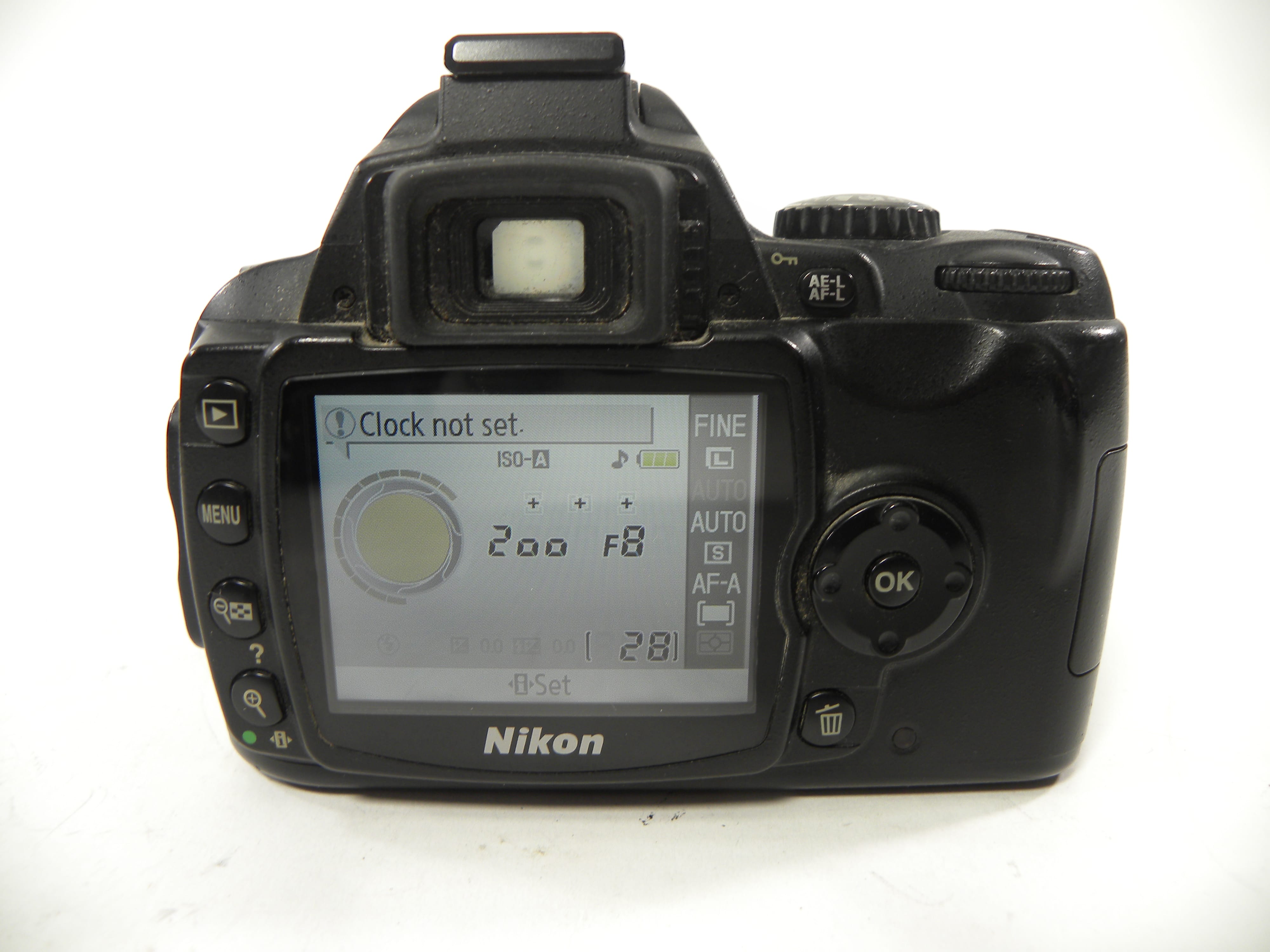 Nikon D40 6.1mp Digital SLR w/AF-S DX ED 18-55mm f3.5-5.6G II