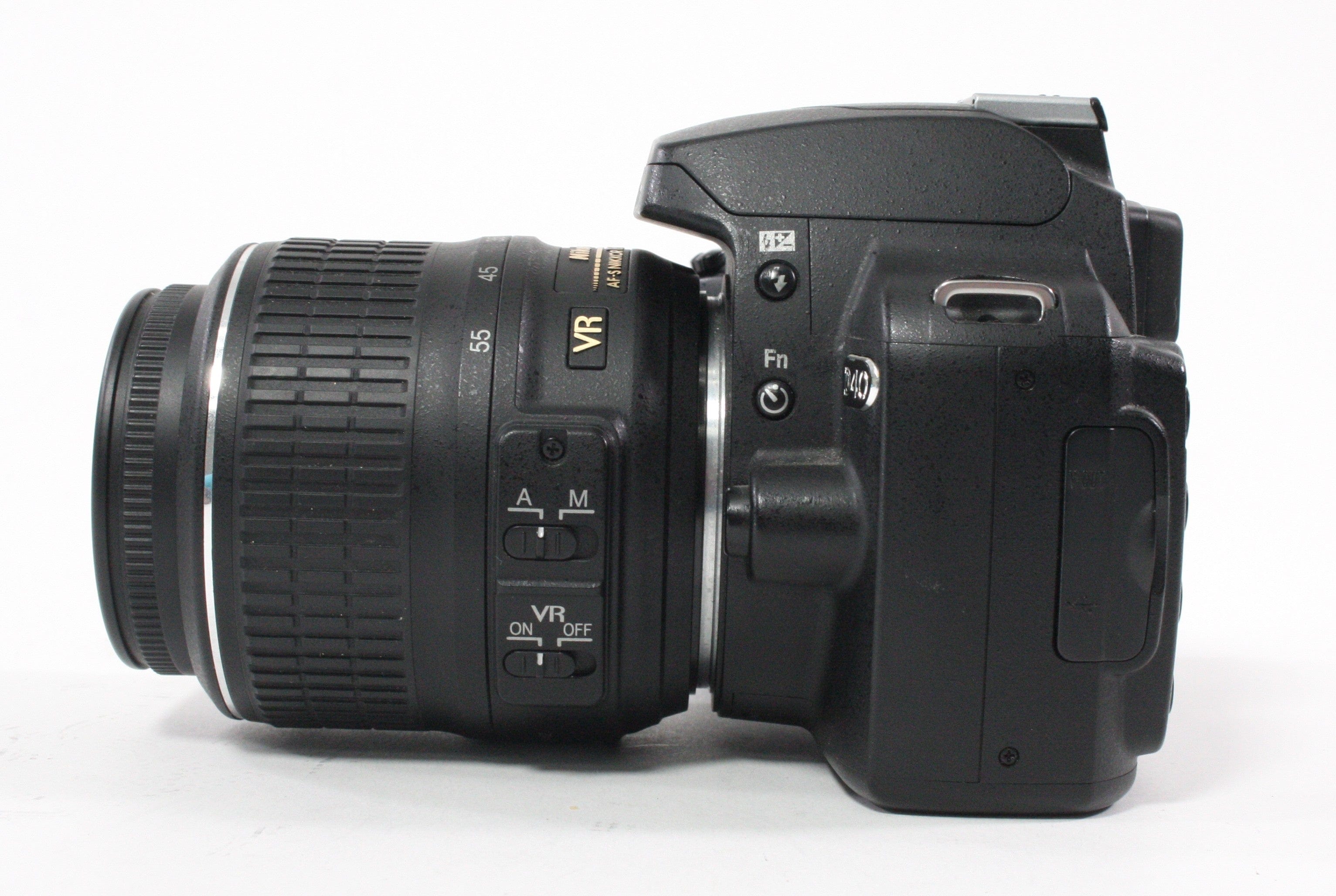 Nikon D40 DSLR with Nikon 18-55mm f/3.55.6 G VR Lens Shutter Count 4,742