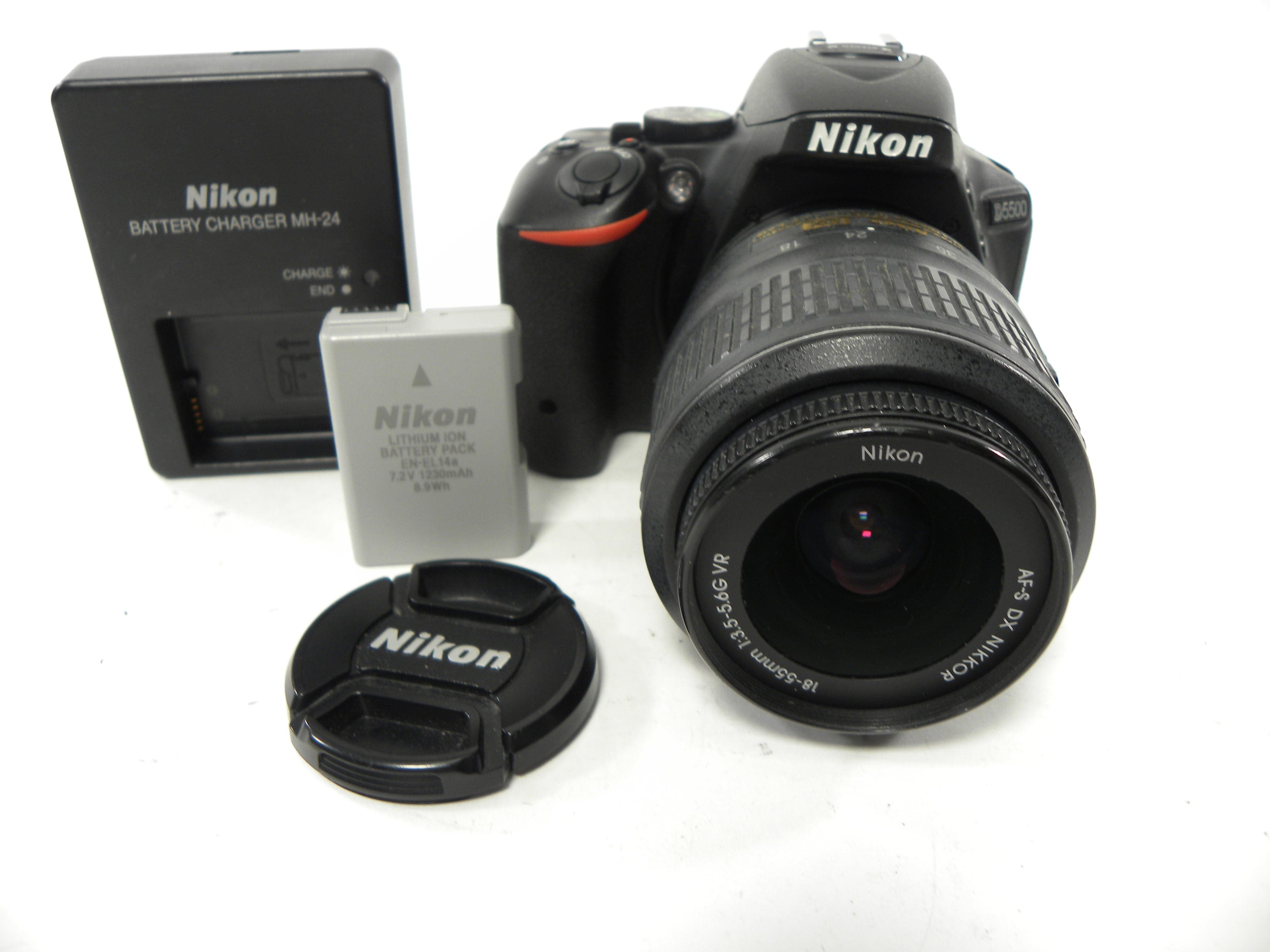 Nikon D5500 24.2mp Digital SLR w/AF-S DX VR 18-55mm Shutter Ct. 809