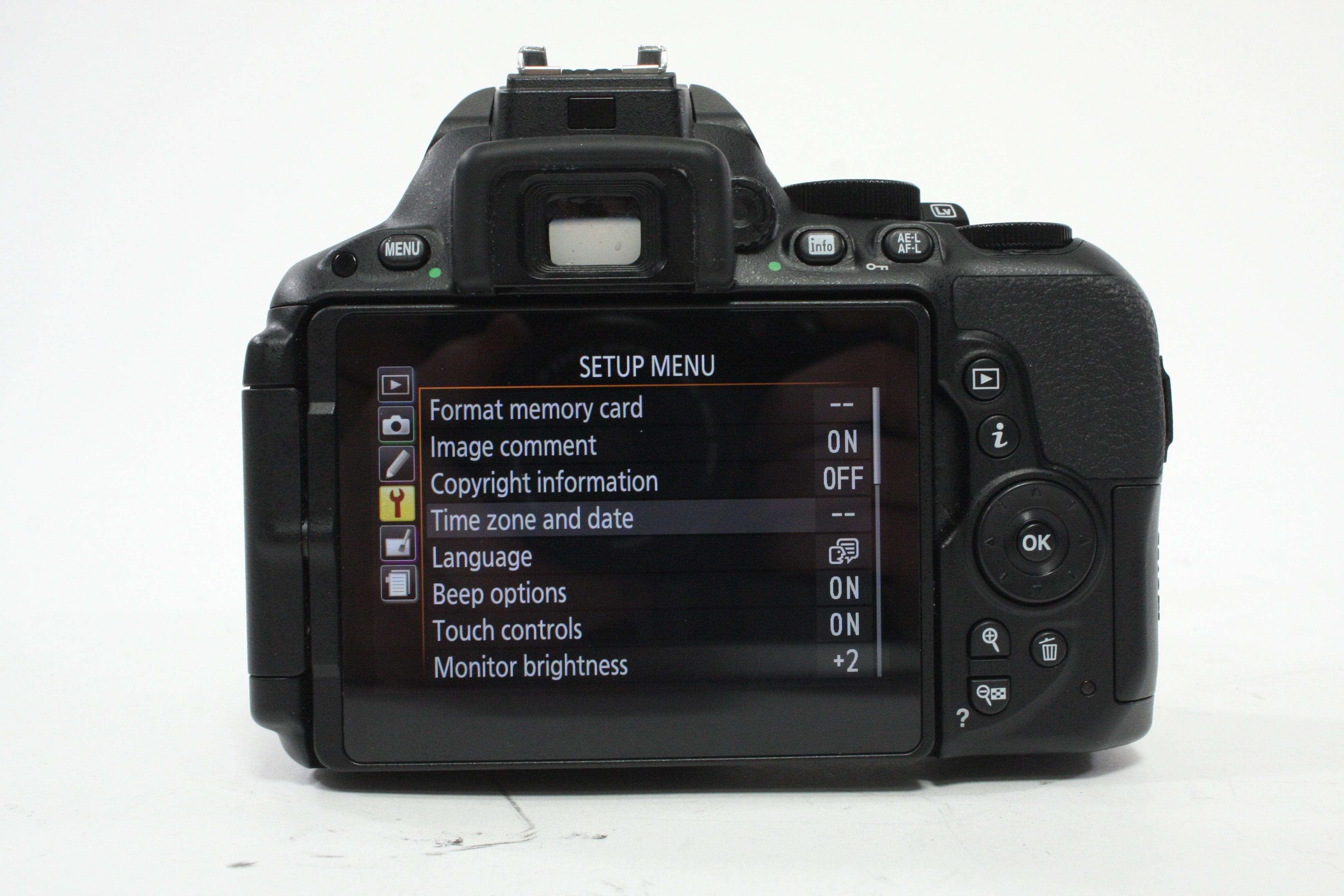 Nikon D5500 DSLR Camera with 18-55mm f/3.5-5.6G II DX VR Lens with Shutter Count 1,722